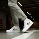 Vyriški kedai NIKE AIR FORCE 1 '07 LV8 NN dm0117-100 spalva balta