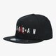 Vaikiška kepurė su snapeliu JORDAN KEPURĖ JAN JORDAN JUMPMAN JR AIR CAP 9a0128-023 spalva juoda