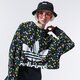Moteriškas džemperis ADIDAS DŽEMPERIS SU GOBTUVU AOP CROP HOODIE fl4110 spalva daugiaspalvė