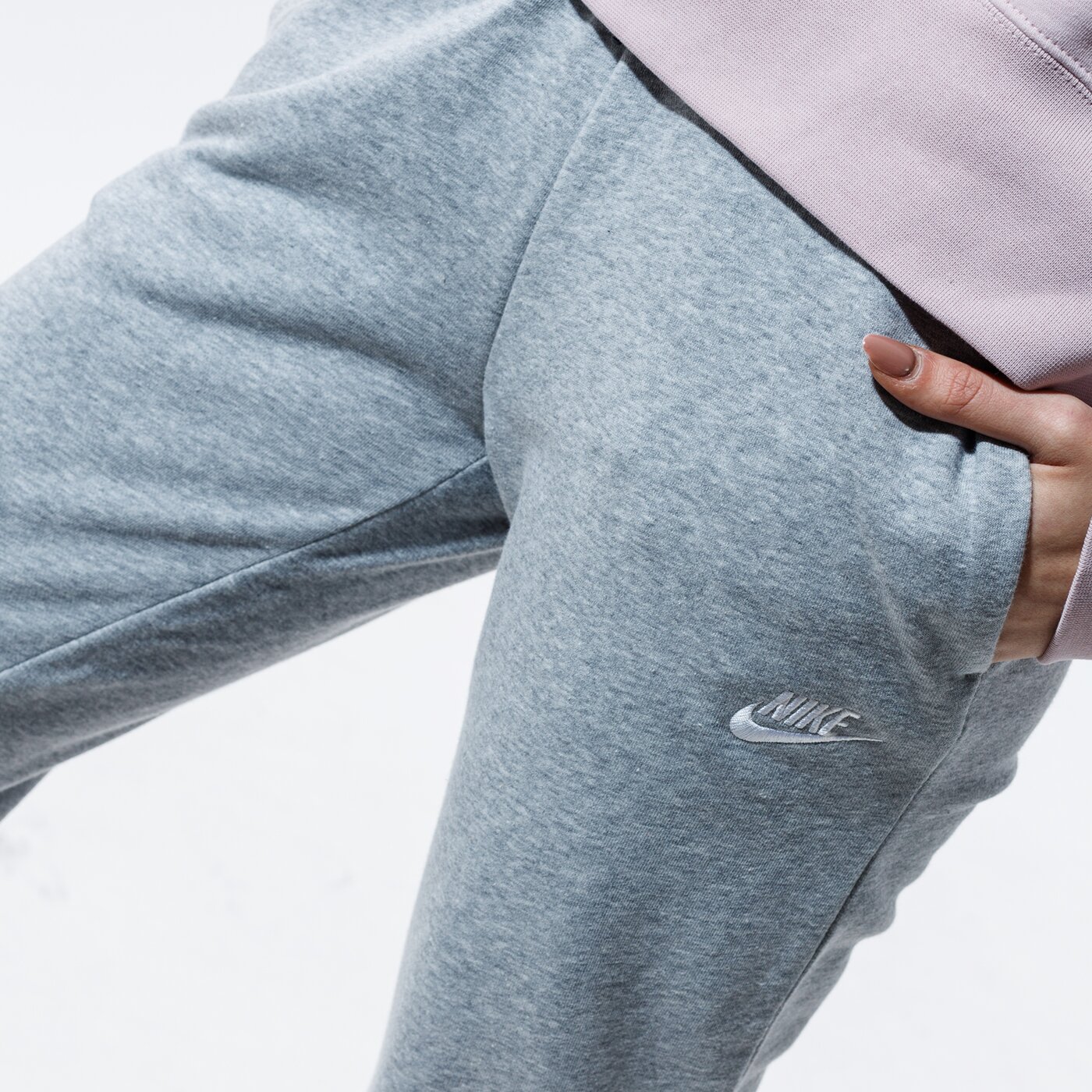 NIKE ESSENTIAL JOGGERS BV4095063 PILKA 29,99 EUR Kelnės e