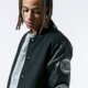 Vyriška rudeninė striukė NEW ERA STRIUKĖ NBA PATCH VARSITY JACKET NBA ALL OVER BLK 12123906 spalva juoda