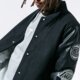 Vyriška rudeninė striukė NEW ERA STRIUKĖ NBA PATCH VARSITY JACKET NBA ALL OVER BLK 12123906 spalva juoda