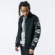 Vyriška rudeninė striukė NEW ERA STRIUKĖ NBA PATCH VARSITY JACKET NBA ALL OVER BLK 12123906 spalva juoda