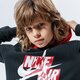 Vaikiškas džemperis JORDAN DŽEMPERIS SU GOBTUVU   JUMPMAN CLASSICS III PO 957422-023 spalva juoda