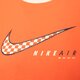 Moteriški marškinėliai NIKE MARŠKINĖLIAI W NSW CLUB SS TEE MOTO RGR hq1707-842 spalva raudona