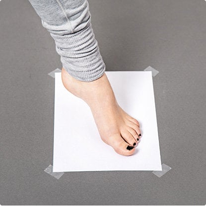 kairę pėdą lapo viduryje