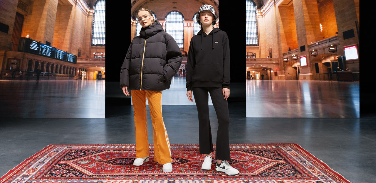 Platėjančios kelnės vėl hot. Kaip priderinti prie jų batus?